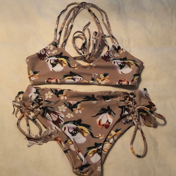Cute two piece bathing suit 👙 - Picture 1 of 6